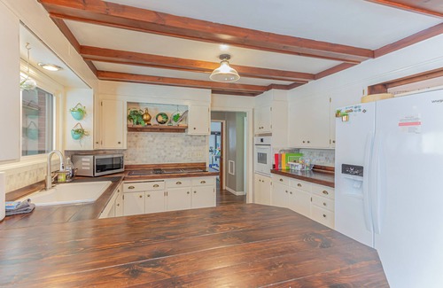 Moorhead House | Smart TVs I Fenced Yard I Nature Views I Spacious