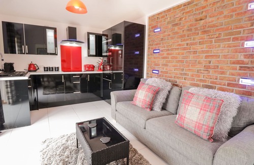 Cemaes Bay Cottage | SMITHY COTTAGE, pet friendly, with hot tub in Cemaes Bay