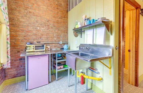 Smoketown Jackson Apartment | Smoketown Side Shack - 1 Block to Hospitals!