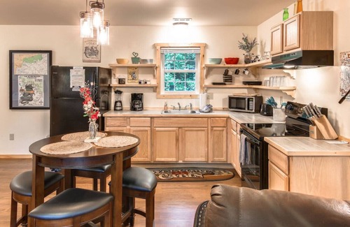Cherokee Cabin | Smoky Mountain Basecamp ~ 5 Mins to Harrah Casino