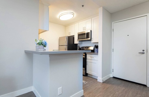 Little Armenia Apartment | Snazzy 2bed Apt w/Rooftop pool & Hollywood Sign Views