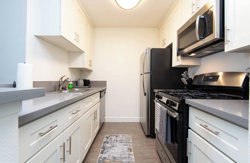 Little Armenia Apartment | Snazzy 2bed Apt w/Rooftop pool & Hollywood Sign Views