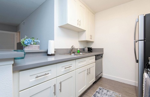 Little Armenia Apartment | Snazzy 2bed Apt w/Rooftop pool & Hollywood Sign Views