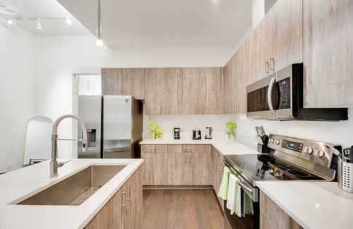 Cedars Apartment | Snazzy loft style 2BR | Gym | Parking | Workspace