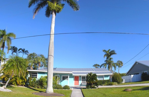 Palmetto House | Snead Is Waterfront-Solar Heated Pool, 40 ft Dock, fishing, Kayaks, Pet Friendly