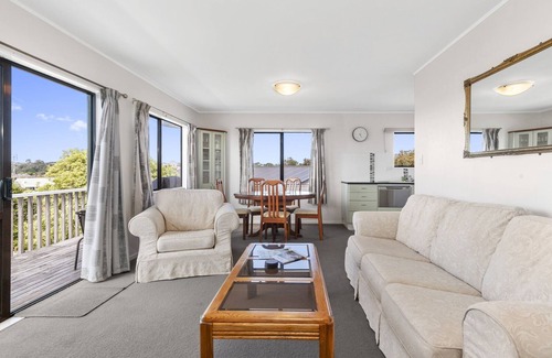 Snells Beach House | Snells Seaside Bach - Snells Beach Holiday Home