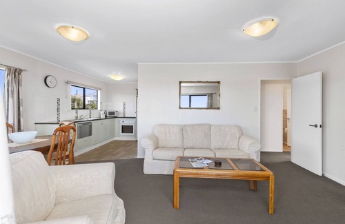 Snells Beach House | Snells Seaside Bach - Snells Beach Holiday Home