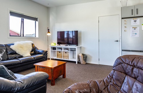 Ohakune House | SnoBox with Hot Tub - Sleeps 7 - Ohakune Holiday Home