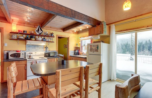 Snoqualmie Pass Cabin | Snoqualmie Pass Cabin w/Deck: Walk to Ski Lift