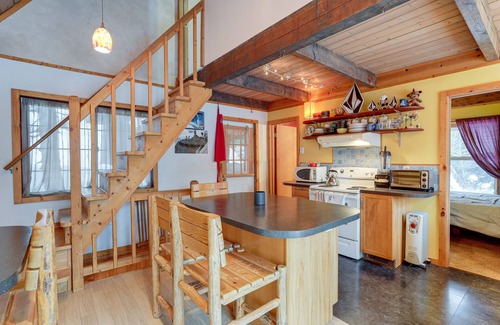 Snoqualmie Pass Cabin | Snoqualmie Pass Cabin w/Deck: Walk to Ski Lift