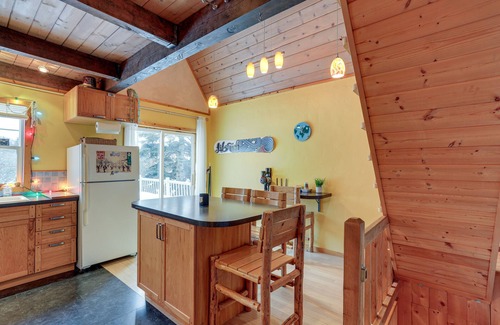 Snoqualmie Pass Cabin | Snoqualmie Pass Cabin w/Deck: Walk to Ski Lift