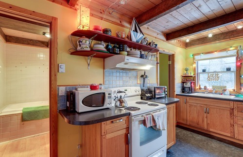 Snoqualmie Pass Cabin | Snoqualmie Pass Cabin w/Deck: Walk to Ski Lift