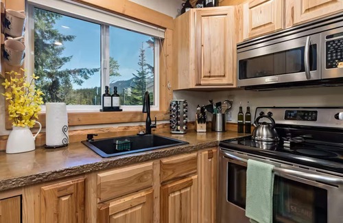 Snoqualmie Pass House | Snoqualmie Pass Cabin: Hot Tub, Sauna, Hike & Ski