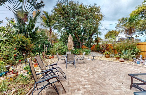 South Middle River House | Snowbird-friendly home with enclosed backyard, grill, patio, streaming, W/D, AC