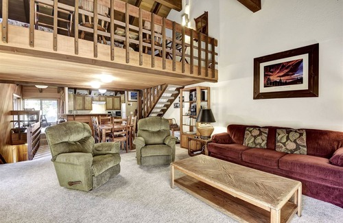 Mammoth Lakes House | Snowcreek 91: Nice, Dog Friendly, Close to Red Line Shuttle and Golfing