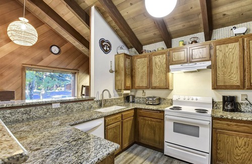 Mammoth Lakes House | Snowcreek 91: Nice, Dog Friendly, Close to Red Line Shuttle and Golfing