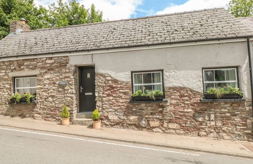 Laugharne Cottage | SNOWDROP COTTAGE, pet friendly, with hot tub in Laugharne