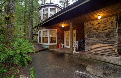 Glacier Cabin | Snowline Cabin #25 - Hot Tub - Pets Ok - Wi-Fi