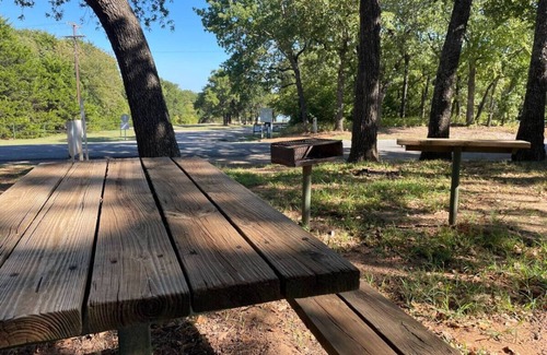 Pottsboro Cabin | Snug 3 Bed Cabin at Mill Creek Marina: Cabin 1