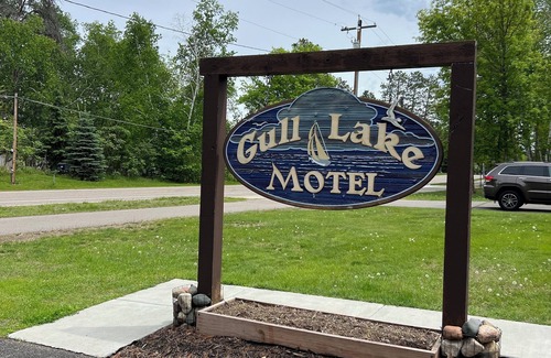 Lake Shore Apartment | Snug as a Bug Studio-style Motel on The Gull Lake Trail in Lake Shore WiFi, AC