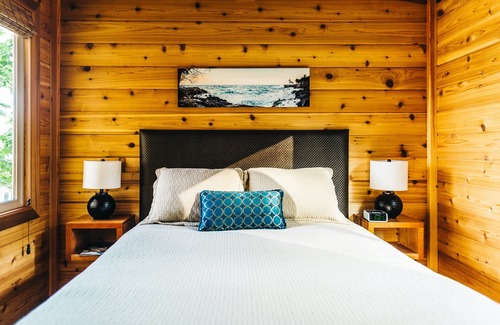 Friday Harbor Cabin | Snug Harbor Resort and Marina - One Bedroom Water View Cabin