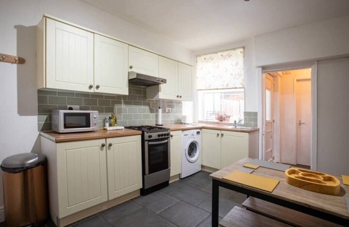 Lincoln House | Snug Home in City Centre | Free Parking