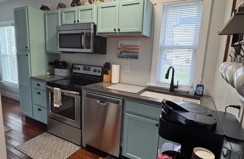 Williamstown House | So close to Ark, Quick Drive to Creation, King Bed, Stunning back yard, & Cable