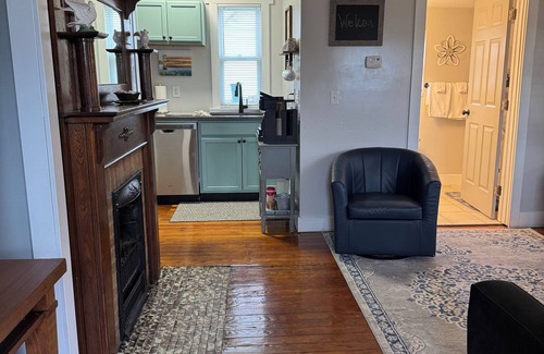 Williamstown House | So close to Ark, Quick Drive to Creation, King Bed, Stunning back yard, & Cable
