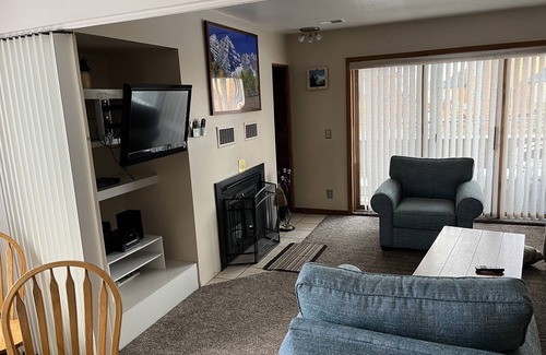 Summit Cove Condo | So close to Keystone, A-Basin, Copper, and Breckenridge with hot tub - sleeps 6!