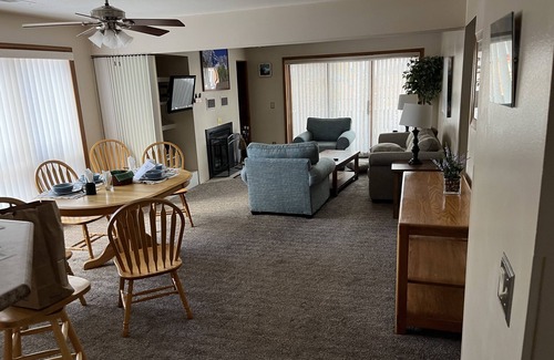 Summit Cove Condo | So close to Keystone, A-Basin, Copper, and Breckenridge with hot tub - sleeps 6!