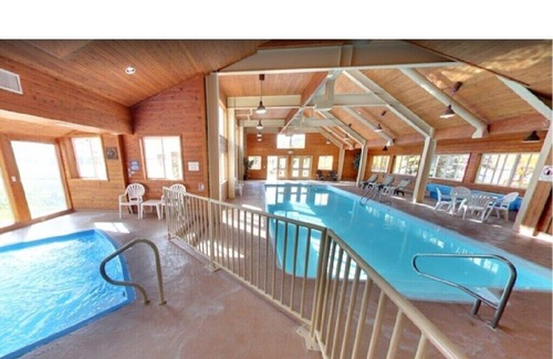 Summit Cove Condo | So close to Keystone, A-Basin, Copper, and Breckenridge with hot tub - sleeps 6!