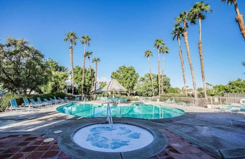 Palm Desert Condo | SOAK IT IN! Pools! Hot tubs! Kitchen! 2/2 for 6