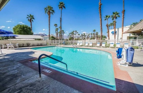 Palm Desert Condo | SOAK IT IN! Pools! Hot tubs! Kitchen! 2/2 for 6