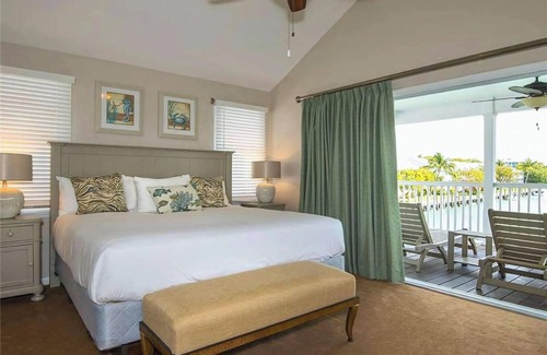 Marathon Hotel | Soak up the Sun by the Pool and Enjoy the Perks of your Own Kitchen!