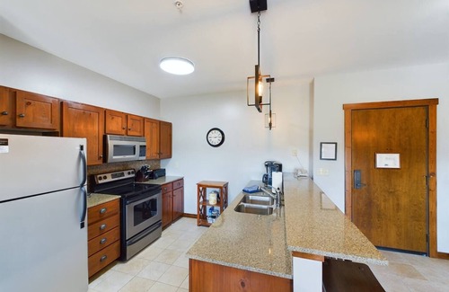 Snowshoe Condo | Soaring Eagle Ski-in/Ski-out Condo w/Hot Tubs