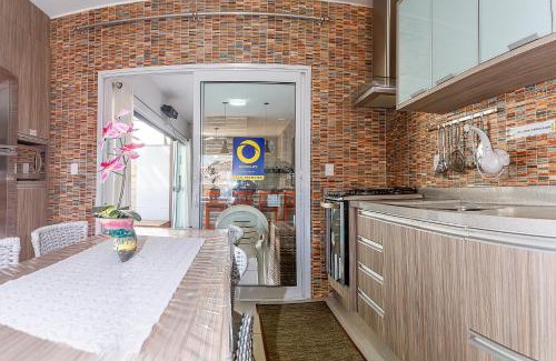 Enseada House | sobrado com piscina aquecida a poucos metros mar