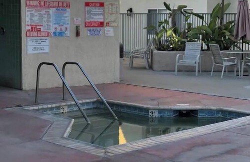 Paramount Condo | SoCal Condo with Pool and Jacuzzi