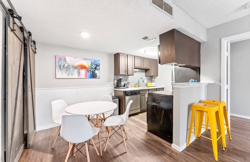 Dawson Apartment | Soco 2BR Corner Suite w Pool King bed Fast Wifi