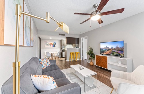 Dawson Apartment | Soco 2BR Corner Suite w Pool King bed Fast Wifi