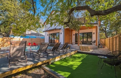 South Congress House | SOCO Modern New 5BR. Pool. 1 Block from Everything
