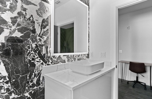 New Suburb Beautiful Apartment | SoHo/Hyde Park Luxury 1 BR Apt