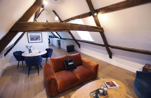 Chipping Norton Apartment | Soho style penthouse flat in the heart of Chipping Norton. Private parking.
