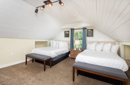 Luray House | Sojourn at The Legacy Inn- The Parton Suite