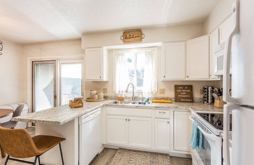 Sioux Falls House | Sojourners Cozy Retreat-Heart of SF-4bd | 2 ba