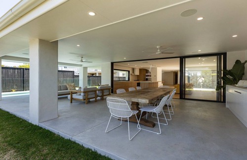 North Avoca House | SOL HOUSE NORTH AVOCA - MIXING MEDITERRANEAN WITH COASTAL - 0NLY 50M TO BEACH