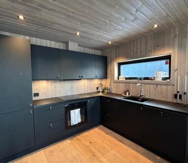 Fidjeland House | Soleiknuten Ålsheia Moderne Hytte i Naturskjønne Omgivelser