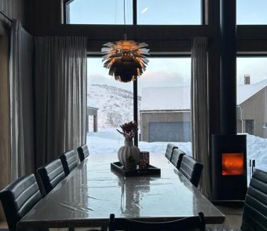 Fidjeland House | Soleiknuten Ålsheia Moderne Hytte i Naturskjønne Omgivelser