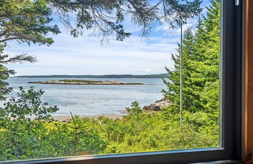 West Southport House | Solitude abounds at this idyllic Southport OCEANFRONT home-5 mins from the beach