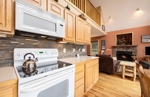 Estes Park Condo | Solitude Eagle #7 - Mountain Cabin with Fireplace