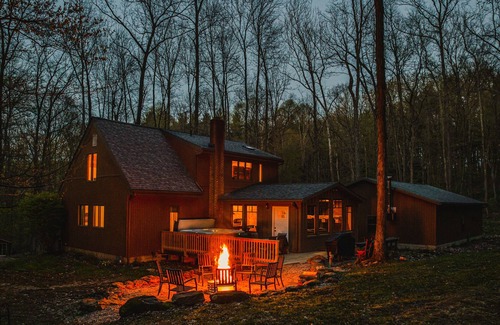 Butler House | Solitude- Luxury Cabin On 22 Acres, Hot Tub, Fireplace, Firepit, A/C Skiing!